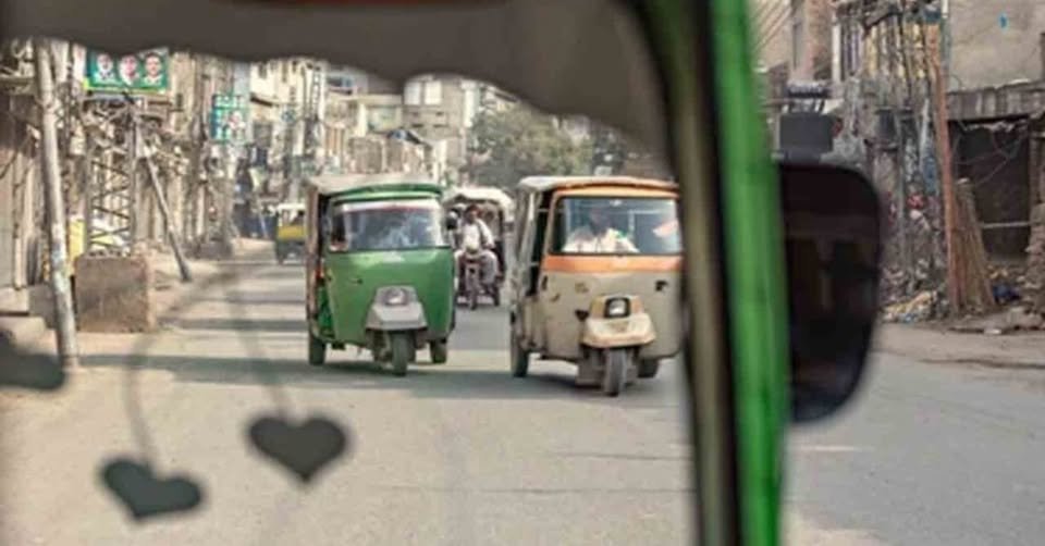 Rickshaw Driver ko Nasibo Lal ka Gaana Unchi Awaaz Mein Chalana Mehnga Pad Gaya
