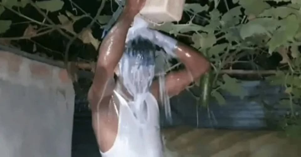 Talaq Ki Khushi Mein Maa Ne Betay Ko Doodh Se Nahla Diya — Video Ne Internet Hila Diya!