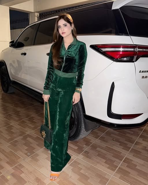 Canada Se Rishta Aaya — Malik Family Ki Fozia Ky Liye Larky KiTalash